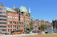 Bilder von der Hamburger Speicherstadt - Blick mom Sandtorkai zum Brooktorkai - Lagergebäude, Verwaltungsgebäude.