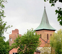 Glockenturm der St. Johanniskirche, Kupferdach und Amtsturm Lüchow.