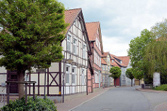 Wohnhäuser, Fachwerkkonstruktion in der Wallstrasse von Lüchow - Strassenbäume.