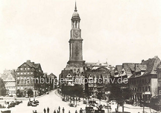 Markt auf dem Schaarmarkt in Hamburg Neustadt; Wohnhäuser um den Marktplatz - Kirchturm vom Michel, ca.  1900.