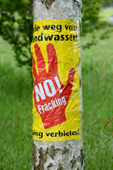 Aufkleber an einer Birke im Wendland - Hände weg vom Grundwasser - NO fracking, fracking verbieten.