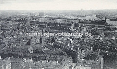 Historische Fotografie - Dächer der Altstadt Hamburgs mit Blick zur Speicherstadt; re. der Kaispeicher A / Kaiserspeicher, lks. der Gasometer der Gasanstalt auf dem Grasbrook.