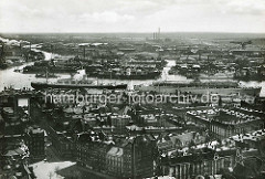 Blick über die Dächer der Hamburger Neustadt auf die Werften im Hafen Hamburgs - zwei Passagierschiffe haben an der Überseebrücke festgemacht.