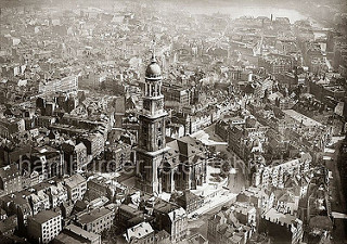 historische Luftansicht vom Hamburger Wahrzeichen der St. Michaeliskirche, im Volksmund auch "Michel" genannt. In der Bildmitte lks. der Grossneumarkt und rechts im Hintergrund das Alsterfleet und die Binnenalster mit dem Alsterdamm; ca. 1936