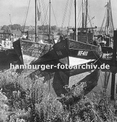 Fischerboote liegen im Finkenwerder Hafen - das Kennzeichen am Bug des rechten Fischereibootes "HF" zeigt die Herkunft des Schiffs aus Hamburg Finkenwerder.