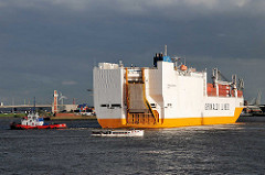 Das RoRo Frachtschiff GRANDE ARGENTINA läuft in den Hamburger Hafen ein - das Frachtschiff wendet vor dem Hansahafen im Hamburger Stadtteil Kleiner Grasbrook; dunkle Gewitterwolken.