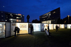 Abendveranstaltung im Containerdorf auf dem Deichtorplatz - Triennale der Photographie Hamburg.
