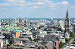 Dächer und Türme der Hansestadt Hamburg - Stadtteil Hamburg Altstadt; lks. das Kupferdach und Turm vom Hamburger Rathaus, daneben die Petrikirche und Jacobikirche - re. der Turm der St. Nikolaikirche mit Baugerüst.