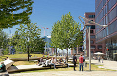 Mittagspause im Sandtorpark in der Hamburger Hafencity - im Hintergrund die Elbphilharmonie.