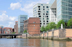 Ericusspitze und Ericusgraben im Hamburger Stadtteil Hafencity - Neubau vom Spiegel-Verlagsgebäude; historische Architektur / Zollamt an der Ericusbrücke.