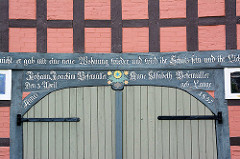 Restaurierter Eingang / Fachwerkgebäude, Inschirft von 1857.