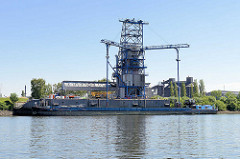 Löschplatz der Finkenwerder Aluminiumwerke - ein Binnenschiff liegt unter der Hebeanlage / Sauger beim Dradenauhafen / Köhlfleet.