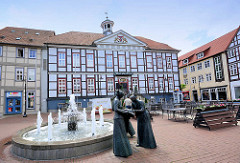 Altes Rathaus / Ratskeller in Lüchow - sprudelnder Brunnen, Bronzeskupturen - Leinenweberin, Lange Strasse in Lüchow.