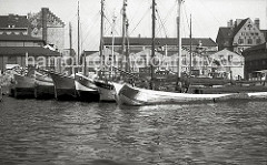 Mehrere Fischewer liegen im Fischereihafen Altona - die flachbodigen Schiffe sind mit Seitenschwertern versehen, mit denen eine Abdrift verringert wird. Durch den geringen Tiefgang können die Schiffe hervorragend auf den tideab- hängigen Gewässern d