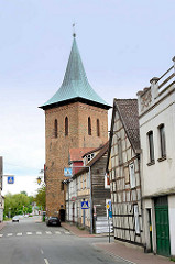 Glockenturm der St. Johanniskirche in Lüchow; Blick von der Kalandstrasse.