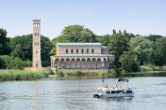 Heilandskirche am Port von Sacrow am Ufer der Havel in Potsdam; erbaut 1844 mit freistehendem Glockenturm / Campanile; Architekt Ludwig Persius - Motorboot / Sportboot in Fahrt.