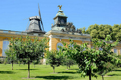 Neuen Kammern im Park Sanssouci von Potsdam - erbaut unter Friedrich den Großen, 1775. Im Hintergrund die historische Windmühle.