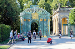 Gitterpavillon mit Sonnensymbol am Schloss Sanssouci / Potsdam - Touristen fotografieren sich in der histoirschen Anlage.