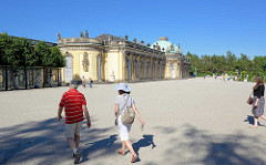 Schloss Sanssouci in Potdam / Südseite; Touristen auf dem Vorplatz.