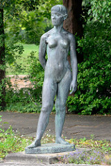 Bronzeskulptur nackte Frau - Aktplastik "Stehendes Mädchen", Fritz Cremer 1960 - Freundschaftsinsel Potsdam.