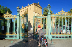 Grünes Gitter / Grünes Tor - Haupteingang zum Schlosspark Sanssouci in Potsdam.  Das Tor wurde von 1854 Ludwig Ferdinand Hesse entworfen - das Eisengitter trägt die Initialen Friedrich Wilhelms IV.