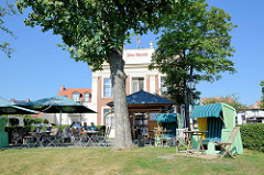 Restaurant und Café am Ufer der Havel an der Uferpromenade von Werder - Aussengastronomie unter Sonnenschirmen und Strandkörben.