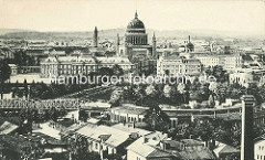 Historischer Blick / Luftaufnahme von Potsdam - im Bildzentrum die Nikolaikirche und das Potsdamer Stadtschloss; im Vordergrund die Eisenbahnbrücke über die Havel.