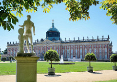 Schloss Neues Palais, Potsdam; Gartenanlage, Skulptur.