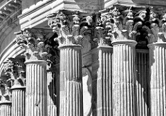 Säulen vom Kolonnadenbogen bei den Communs - Neues Palais in Potsdam.