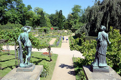 Bronzeskulpturen und Gartenanlage beim Schloss Charlottenhof Park Sanssuci / Potsdam.