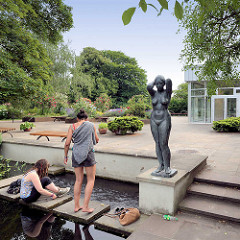 Sommerstimmung auf der Potsdamer Freundschaftsinsel - Teiche beim Pavillon, Bronzeskuptur Kämmende, Gerhard Rommel 1966.