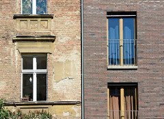 Alt + Neu - historische renovierungsbedürftige Architektur, mehrstöckiges Wohnhaus neben verklinkertem Neubau; Wohnhäuser in Potsdam.