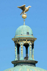 Kuppel mit goldener Adlerskulptur - Neues Palais / Potsdam.