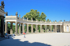 Ehrenhof mit Kolonnaden - Nordseite vom Schloss Sanssouci / Potsdam.