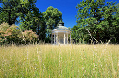Freundschaftstempel im Potsdamer Park Sanssouci - der Freundschaftstempel ist ein kleiner Rundtempel, den der preußische König Friedrich II. zum Andenken an seine 1758 verstorbene Lieblingsschwester, die Markgräfin Wilhelmine von Bayreuth, errichten