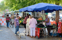 Markt an der Strasse unter den Linden in Werder / Havel - Marktstände mit Obst und Textilien.