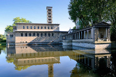 Die evangelische Friedenskirche im Schlosspark Sanssouci in Potsdam wurde die Kirche nach Plänen des Hofarchitekten Ludwig Persius gebaut und 1848 fertiggestellt. Die Kirche ist eine dreischiffige Säulenbasilika ohne Querhaus mit einem 42 Meter hohen