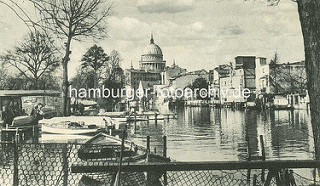 Historisches Motiv, alte Ansicht von der Havel / Alte Fahrt in Postsdam - Kähne am Ufer der Freundschaftsinsel - Speicher und Wohnhäuser am Havelufer, Kuppel der St. Nikolaikirche.