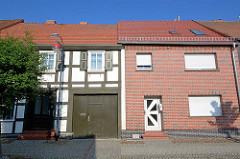 Alt + Neu; historisches Fachwerkhaus neben einem Wohngebäude, Fassade mit Ziegelimitaten verkleidet; Fotos aus Wusterhausen, Dossen.