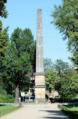 Obelisk mit Hieroglyphen am Obelisktor vom Park Sanssouci in Potsdam.
