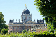 Kuppel mit Siegesgöttin - Skulpturen / Communs, Neues Palais in Potsdam.