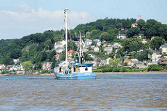Der Finkenwerder Fischkutter  Ostetal fischt auf der Elbe vor Hamburg Blankenese.