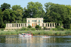 Villa am Ufer der Havel / Berlin; Sportboote auf dem Fluss.