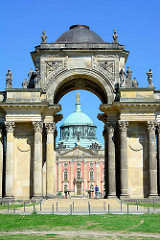 Colonnadenbogen mit Triumphtor - Communs / Neues Palais in Potsdam, erbaut 1769.