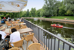 Sommer in Potsdam - Café am Havellauf Alte Fahrt - Tretboot auf dem Wasser; ein Sportboot hat vom Kai abgelegt.