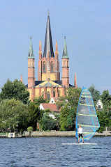 Windsurfer auf der Havel vor der Heiligen Geist Kirche von Werder.