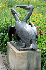 Bronzeskulptur Pelikane  auf der Freundschaftsinsel - blühende Blumen; Künstler Hans Klakow 1956.