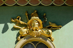Vergoldetes Fensterdekor - chinesischer Pavillon im Park Sanssouci von Potsdam.
