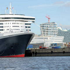 Bug der Queen Mary 2 am Kreuzfahrtterminal Hafencity im Hamburger Hafen - im Hintergrund die moderne Architektur vom Maro Polo Tower und der Hamburger Elbphilharmonie.