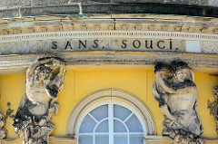 Sans Souci - ohne Sorge, Inschrift an der Fassade vom Schloss Sanssouci in Potsdam.